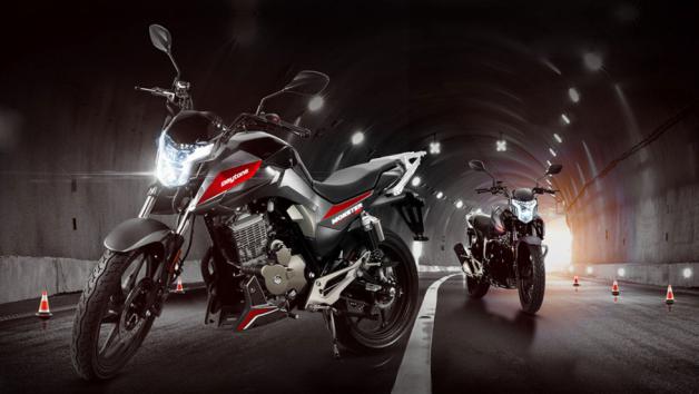 Το νέο Daytona 125 έρχεται με εντυπωσιακή εμφάνιση και δυνατά του όπλα την οικονομία καυσίμου, την ευελιξία και την ευκολία χρήσης, ενώ οδηγείται και με δίπλωμα αυτοκινήτου.

